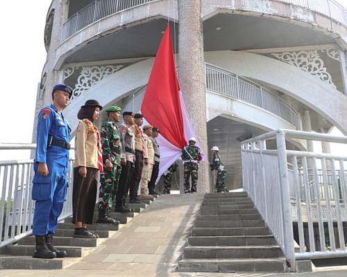 Pengibaran Bendera Merah Putih Raksasa di Menara Mangrove Forest Park Menyambut Hari Kemerdekaan